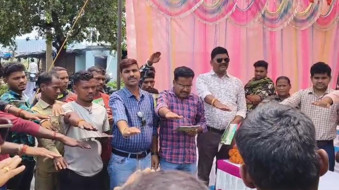 टंडवा में सड़क सुरक्षा जागरूकता कार्यक्रम, नियमों के पालन की दिलाई गई शपथ