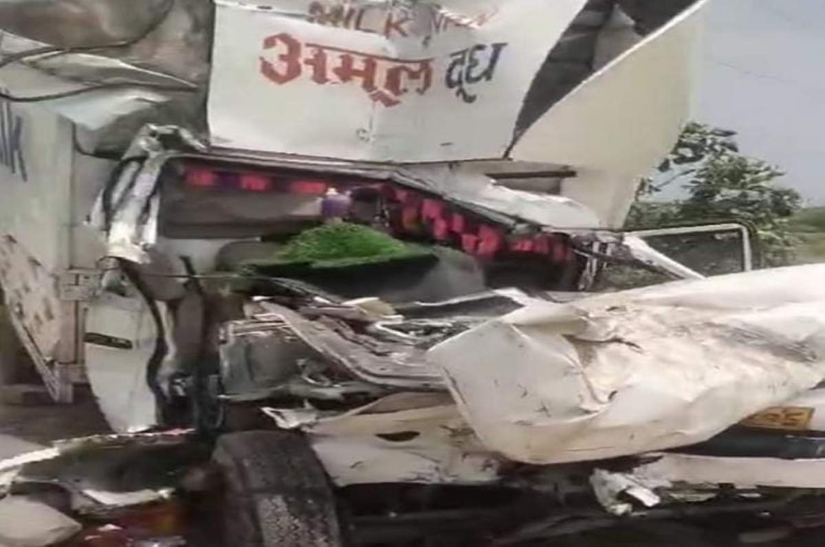 नामकुम में दर्दनाक सड़क हादसा: खड़े ट्रक से टकराई पिकअप वैन, चालक की मौत