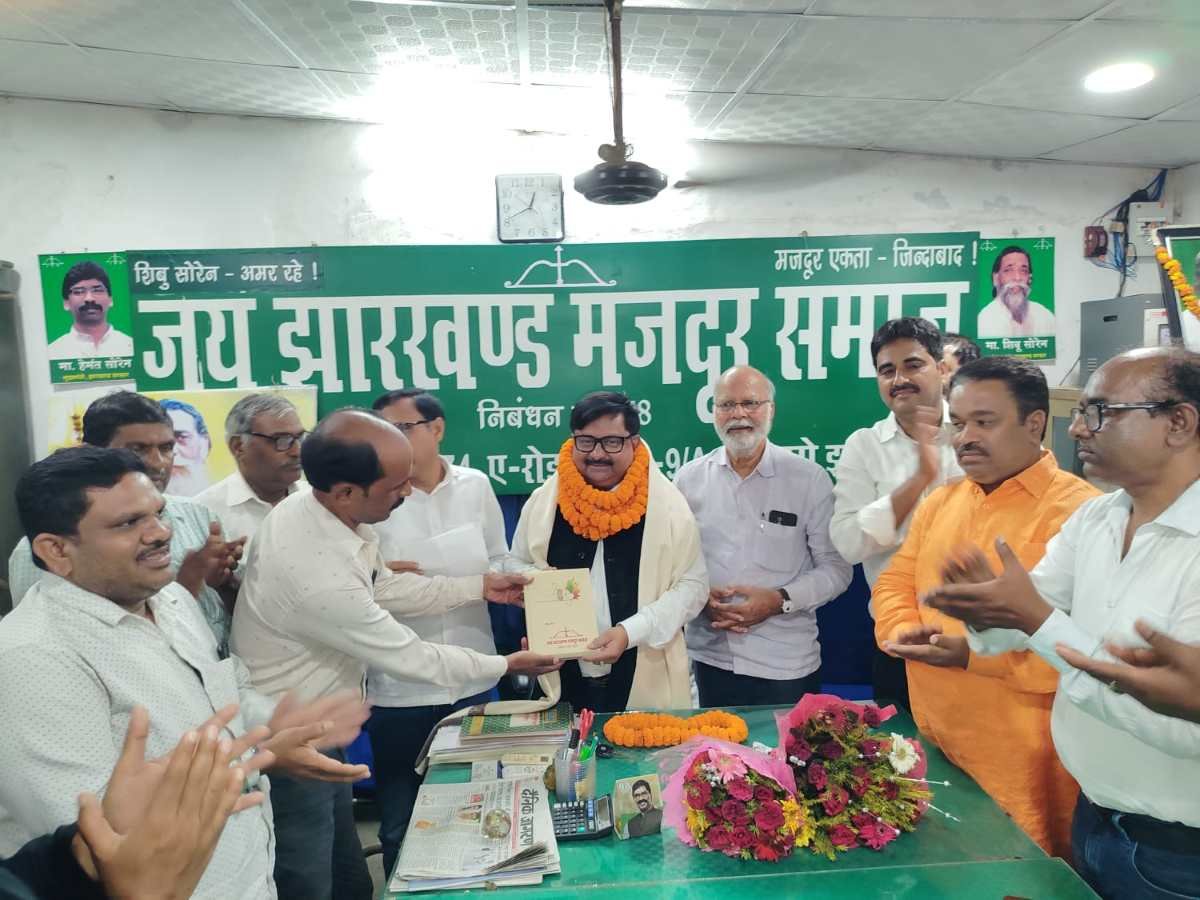 बोकारो स्टील के इतिहास में पहली बार, सेवानिवृत्त हो रहे निदेशक प्रभारी ने मजदूर यूनियन कार्यालय का दौरा किया