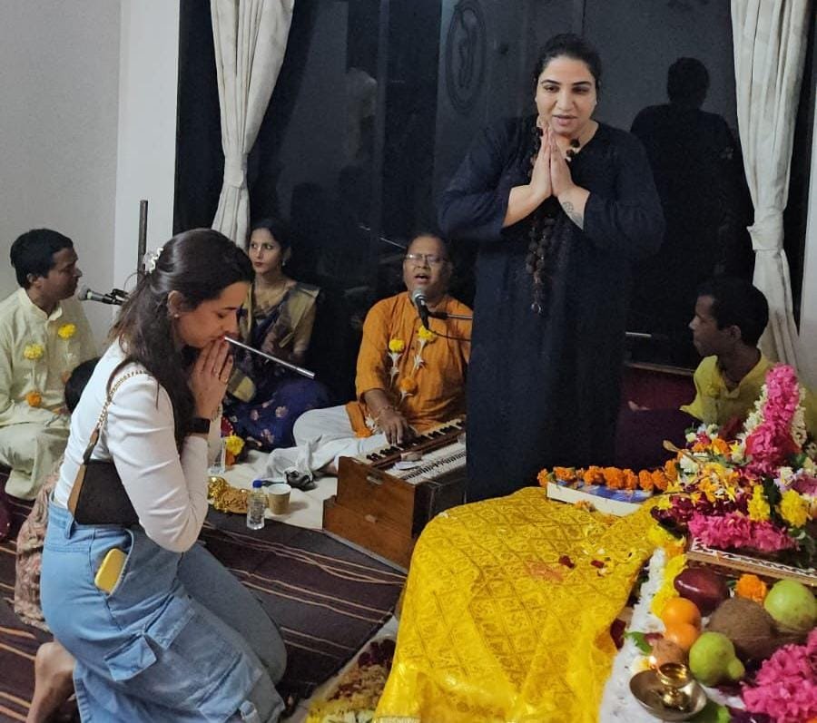 आध्यात्मिक मार्गदर्शन: गुरुमा करिश्मा शेट्टी ने डॉ. दीपक सिंह के निवास पहुँच दिया शिव भक्ति का आशीर्वाद