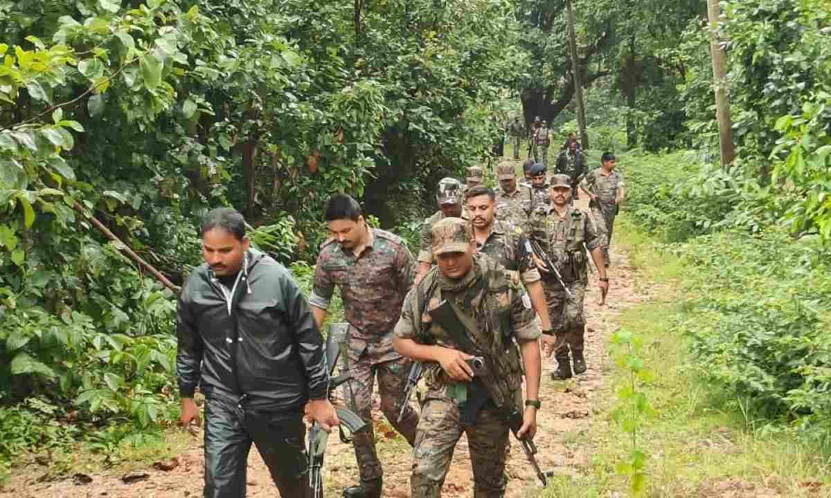 बोकारो पुलिस ने नक्सल प्रभावित क्षेत्रों में चलाया एरिया डोमिनेशन अभियान