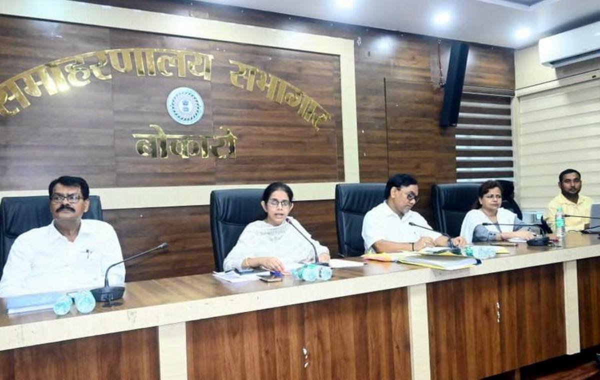 बोकारो में स्वास्थ्य योजनाओं की समीक्षा: लापरवाह अधिकारियों को सख्त निर्देश