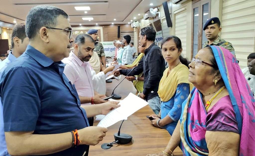 जनता दरबार बना संवेदना का मंच, बुजुर्ग गोलक नाथ महतो को मिली तत्काल राहत