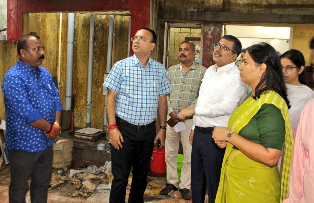 उपायुक्त और उप विकास आयुक्त ने बोकारो परिसदन का किया निरीक्षण, गुणवत्तापूर्ण और समय पर कार्य पूरा करने का निर्देश