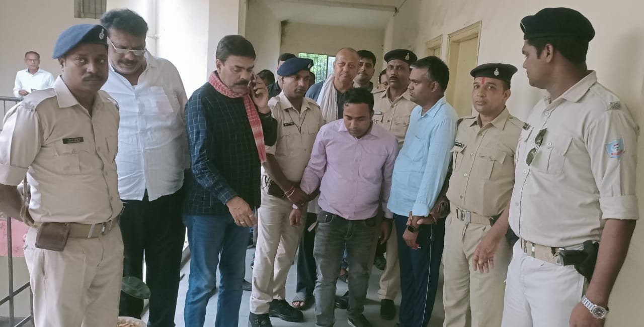 कसमार में घूस लेते दो कनीय अभियंता गिरफ्तार