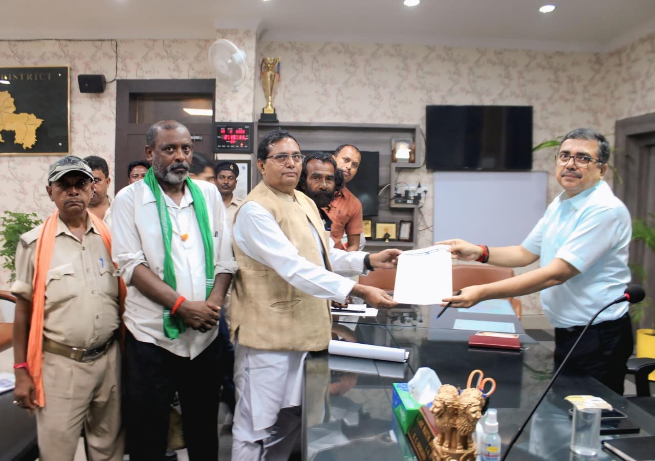 बोकारो में चौकीदार-दफादारों ने वेतन और बकाया राशि के लिए सौंपा ज्ञापन