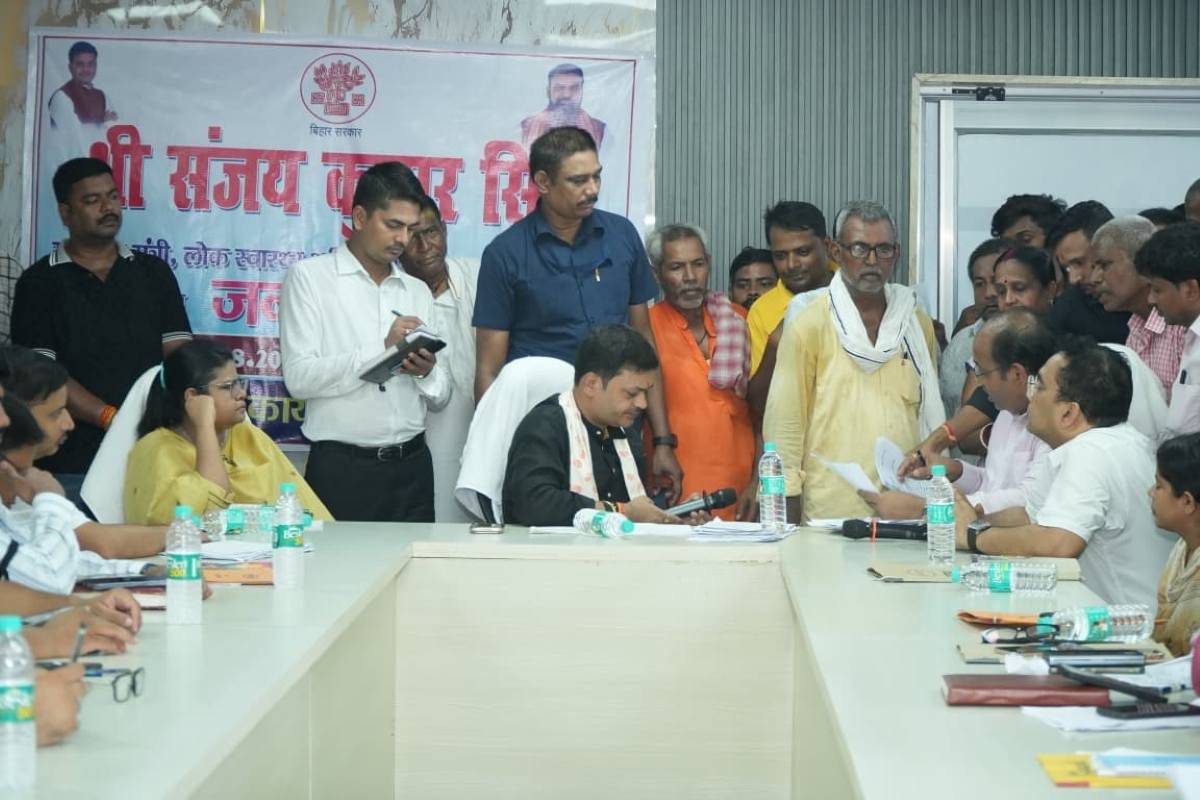 महुआ में मंत्री संजय सिंह का जनता दरबार, योजनाओं की दी गई जानकारी