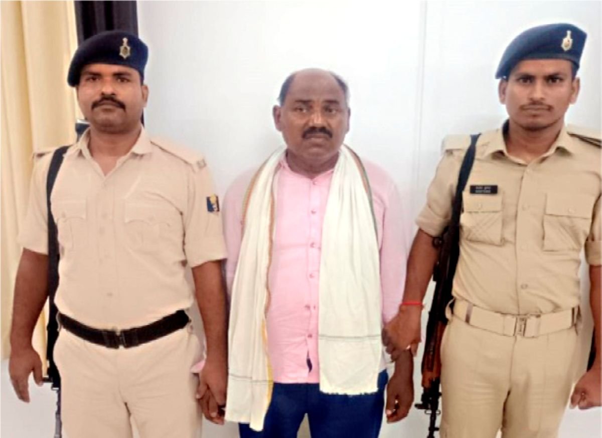 12 हजार रुपये रिश्वत लेते मुखिया गिरफ्तार