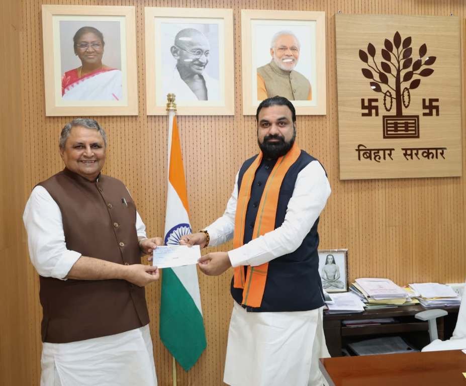 मुख्यमंत्री राहत कोष में उपमुख्यमंत्री और पथ निर्माण मंत्री ने सौंपा एक माह का वेतन