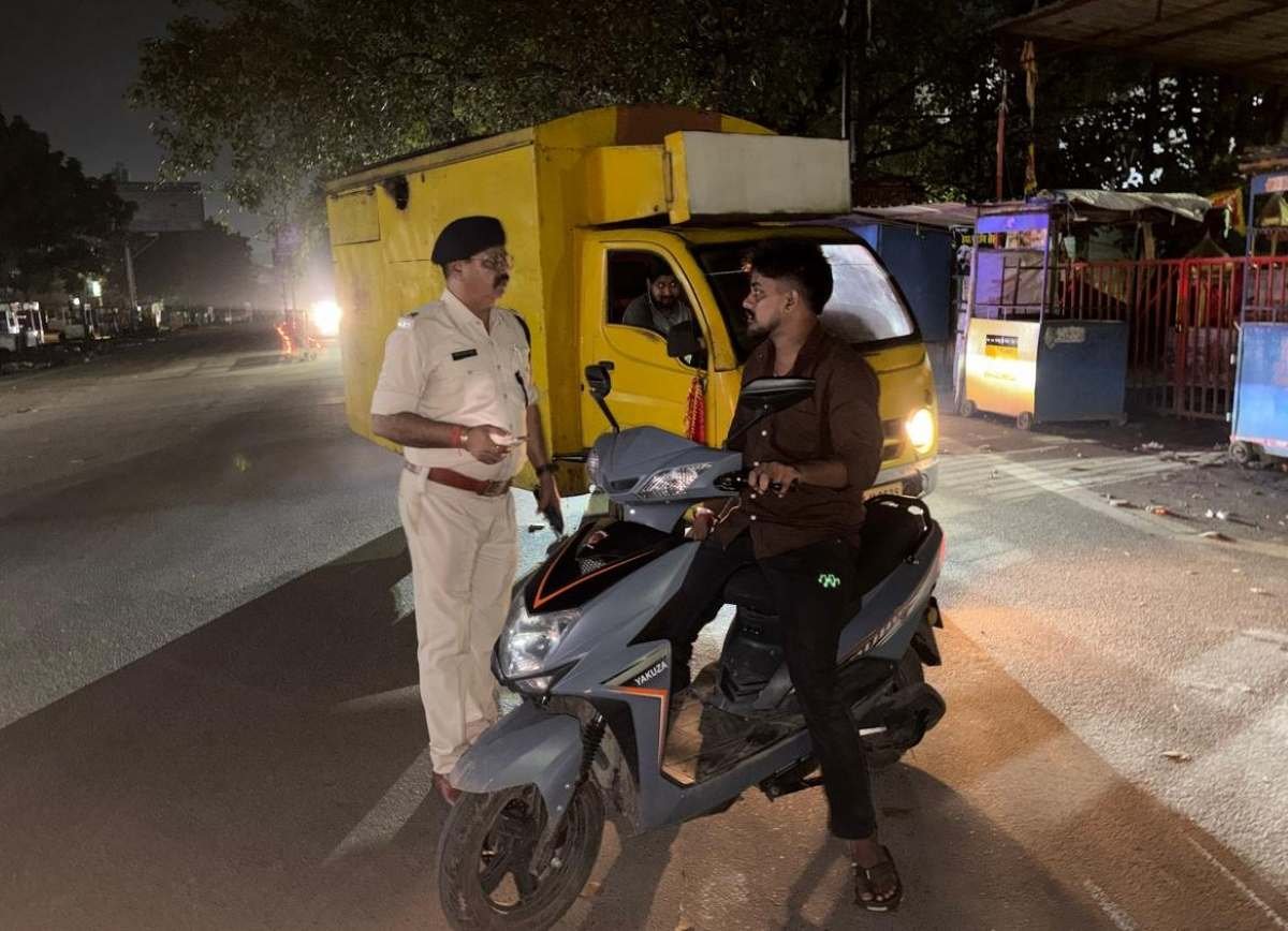बोकारो में रात की गश्त पर निकले एसपी: चास थाना क्षेत्र का औचक निरीक्षण, लापरवाही पर तय होगी जिम्मेदारी