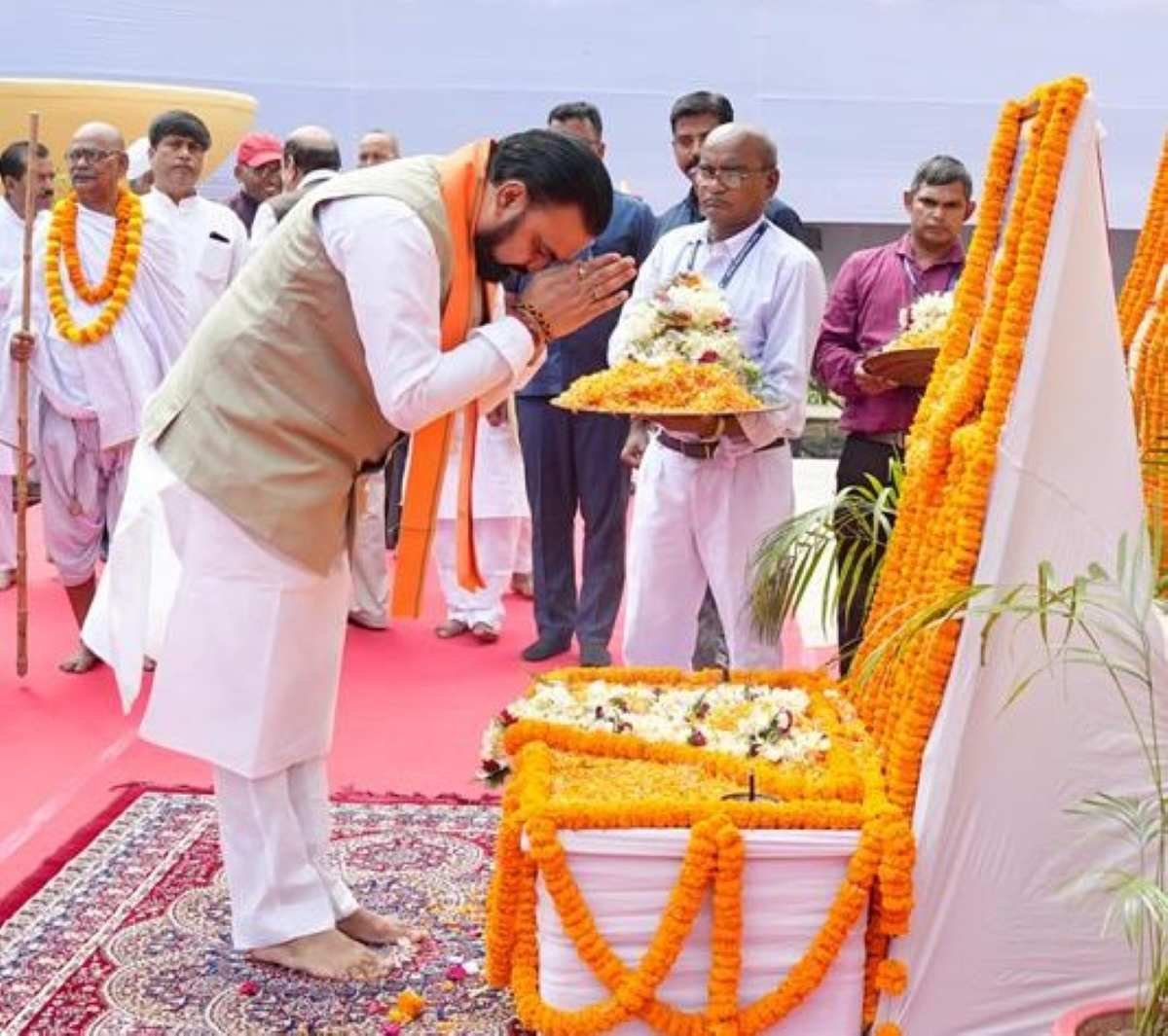 राज्यपाल और मुख्यमंत्री ने गांधी जी की आदमकद प्रतिमा पर किया माल्यार्पण