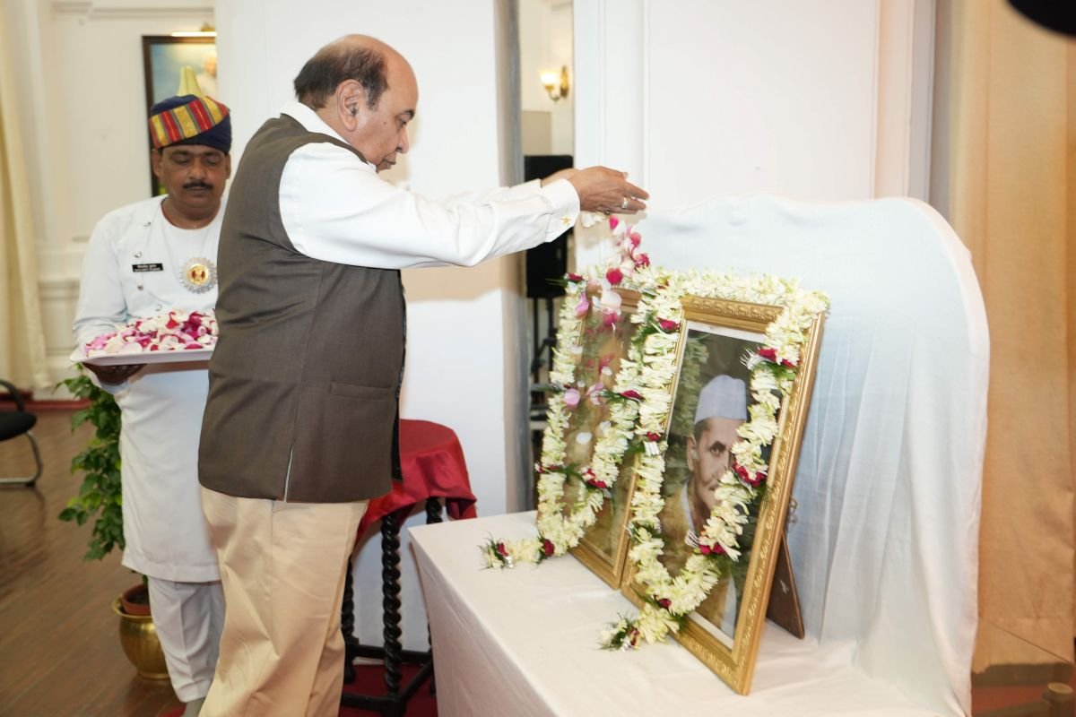 राज्यपाल ने महात्मा गांधी और लाल बहादुर शास्त्री को दी श्रद्धांजलि